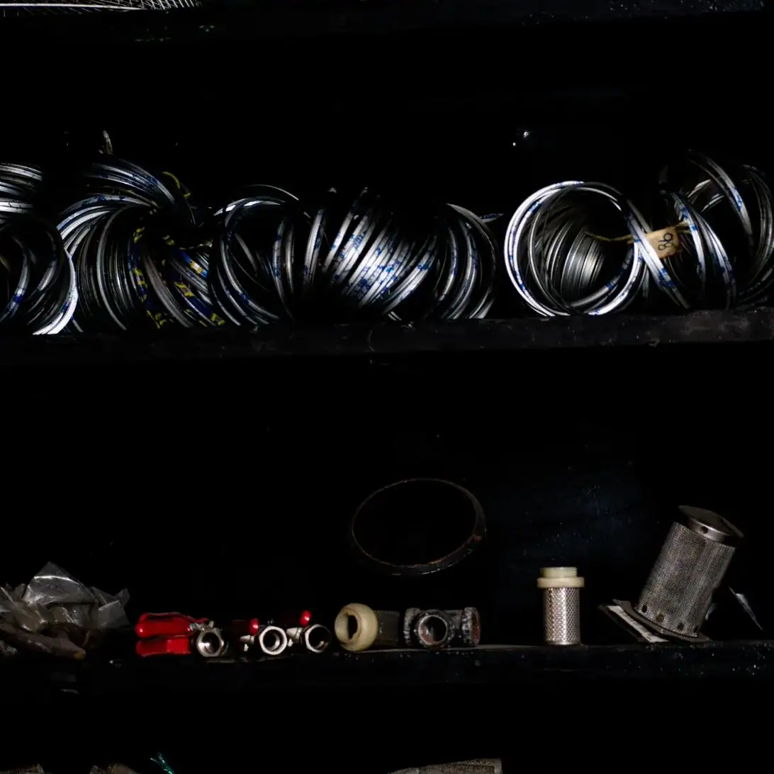 Anillos metálicos y repuestos en la estantería del almacén