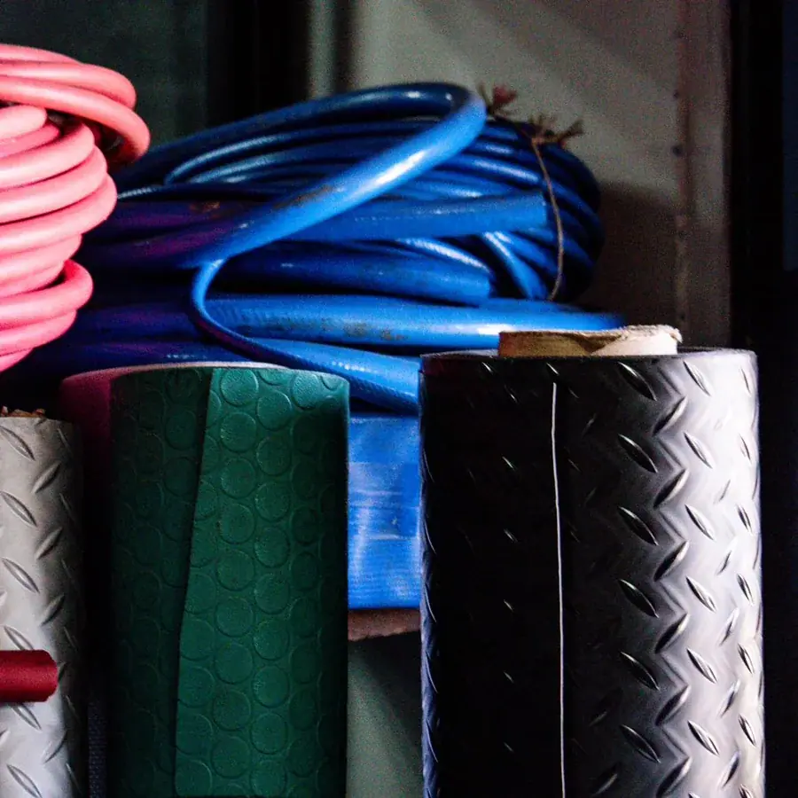 Mangueras de colores y rollos de goma para pisos en inventario